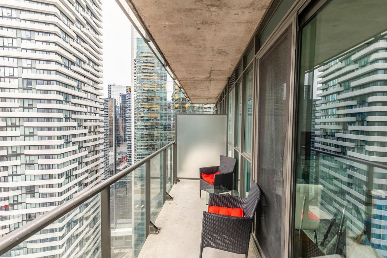 Gorgeous 1Br W/Parking Across The Scotiabank Arena Toronto Exterior foto