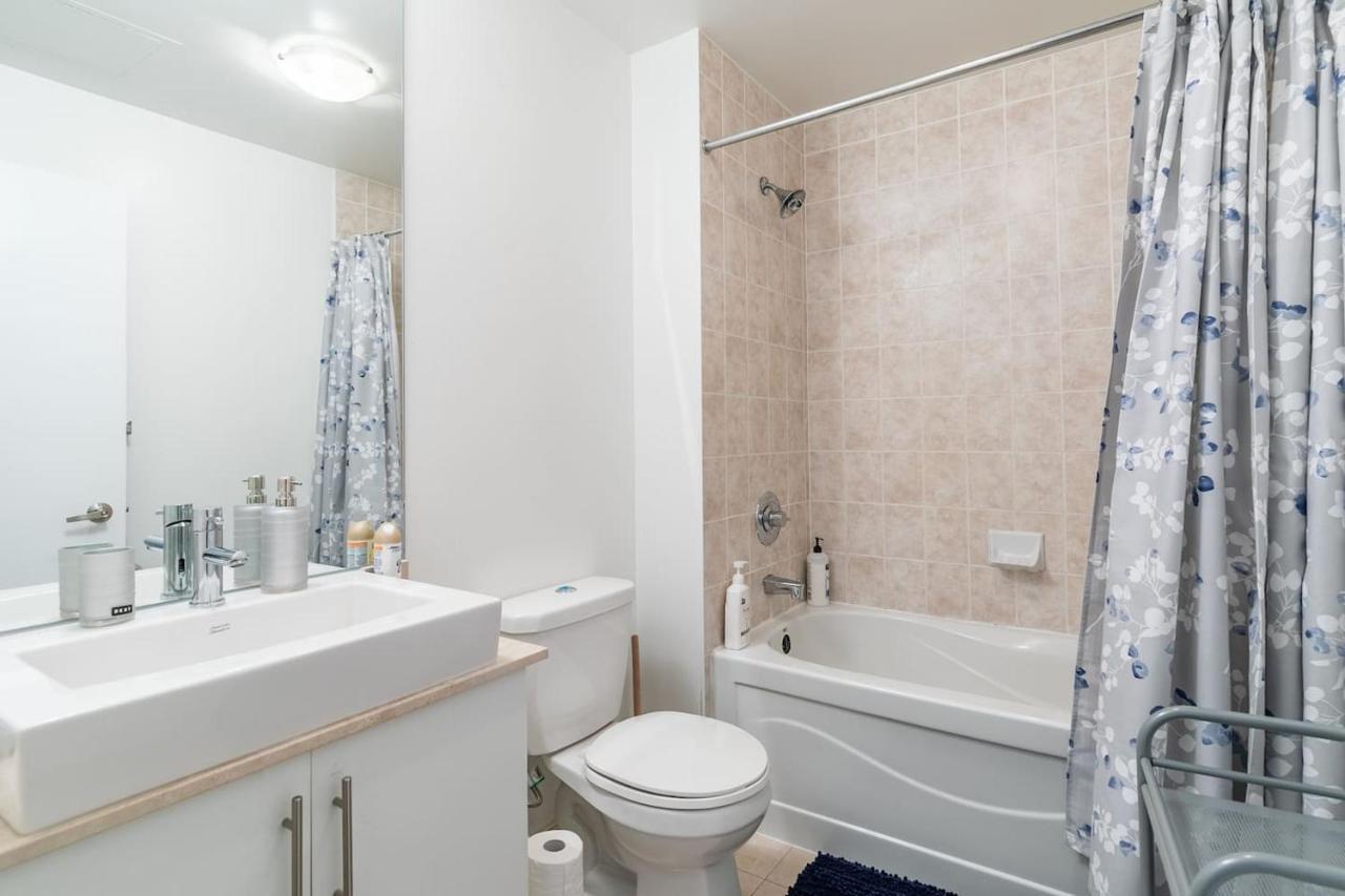 Gorgeous 1Br W/Parking Across The Scotiabank Arena Toronto Exterior foto